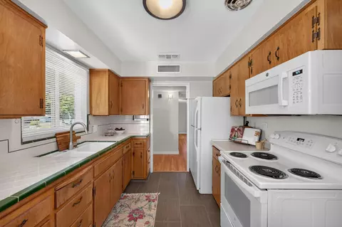 Kitchen - 75 W Sierra Ave, Clovis, CA 93612 photo 4 of 6