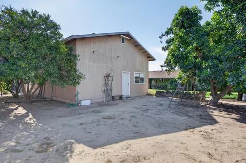 Exterior - 75 W Sierra Ave, Clovis, CA 93612 photo 13 of 15