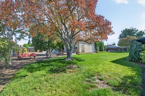 Exterior - 75 W Sierra Ave, Clovis, CA 93612 photo 8 of 15