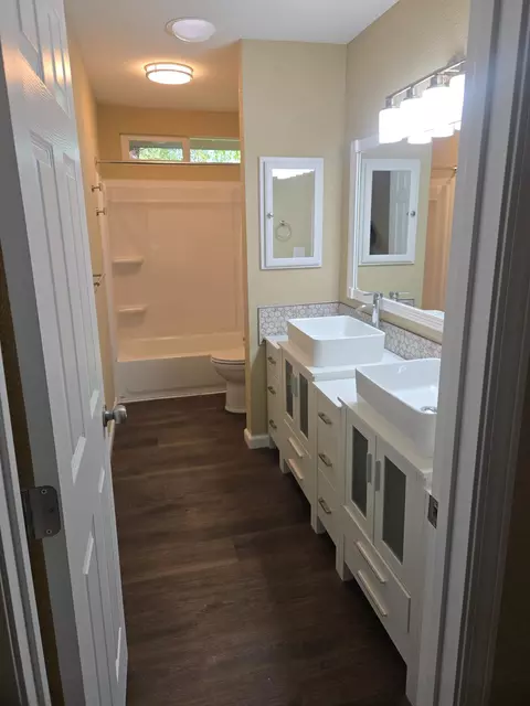 Bath - 1946 Calimyrna Ave, Clovis, CA 93611 photo 1 of 1