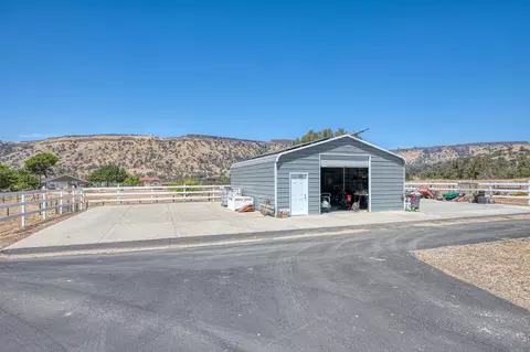 Exterior - 22706 Stagecoach Ln, Clovis, CA 93619 photo 17 of 23