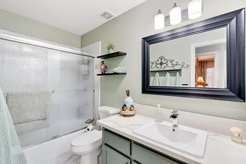 Bath - 2270 Bay Ct, Madera, CA 93637 photo 1 of 3