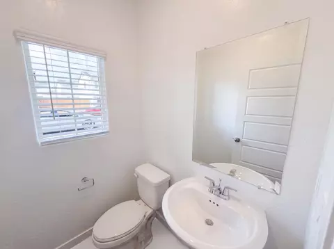 Bath - 4472 Bellaire Ave, Clovis, CA 93619 photo 1 of 4
