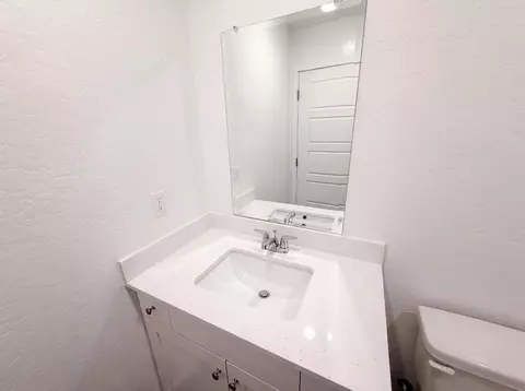 Bath - 4472 Bellaire Ave, Clovis, CA 93619 photo 3 of 4
