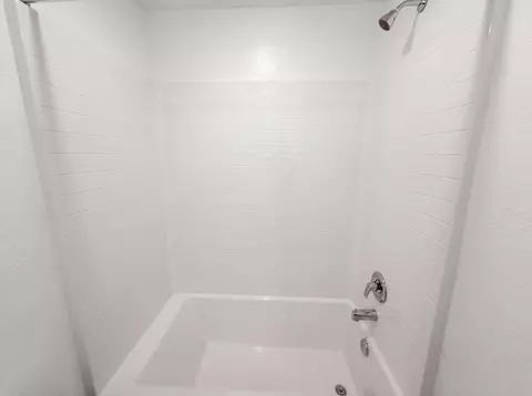 Bath - 4472 Bellaire Ave, Clovis, CA 93619 photo 4 of 4