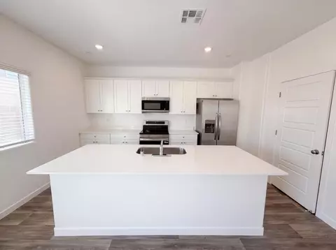 Kitchen - 4496 Bellaire Ave, Clovis, CA 93619 photo 3 of 3