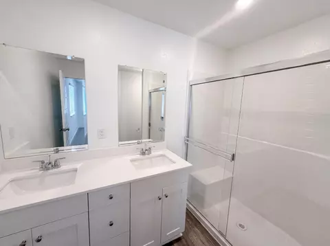 Bath - 4496 Bellaire Ave, Clovis, CA 93619 photo 2 of 4