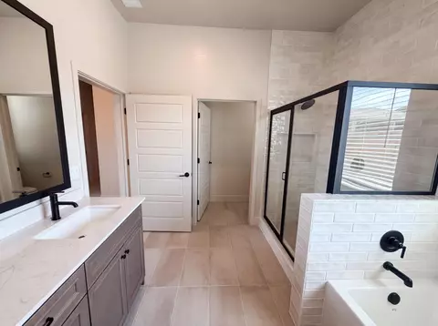 Bath - 2246 N Marion Ave, Clovis, CA 93619 photo 3 of 4
