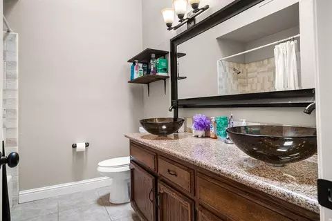 Bath - 2253 Menlo Ave, Clovis, CA 93611 photo 3 of 4