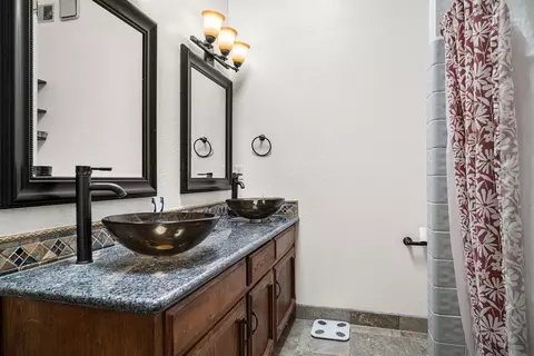 Bath - 2253 Menlo Ave, Clovis, CA 93611 photo 1 of 4