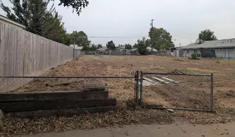 521 O St, Sanger, CA 93657 photo 2