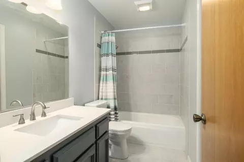 Bath - 551 W Pat Dr, Clovis, CA 93612 photo 3 of 3