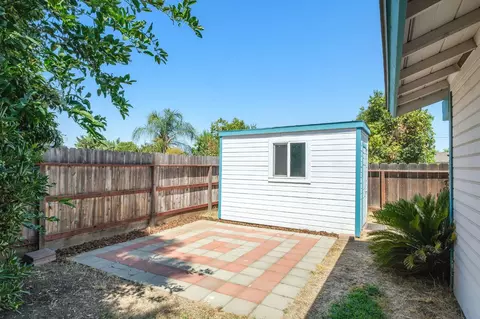 Exterior - 551 W Pat Dr, Clovis, CA 93612 photo 6 of 7