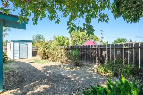 Exterior - 551 W Pat Dr, Clovis, CA 93612 photo 4 of 7