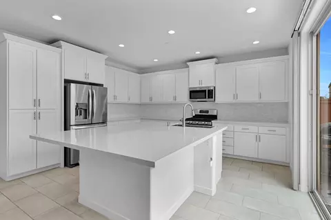 Kitchen - 4614 Loftwood Rd, Madera, CA 93636 photo 3 of 6