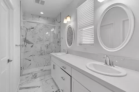 Bath - 4614 Loftwood Rd, Madera, CA 93636 photo 2 of 3