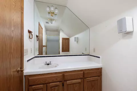 Bath - 2038 Rall Ave, Clovis, CA 93611 photo 2 of 2