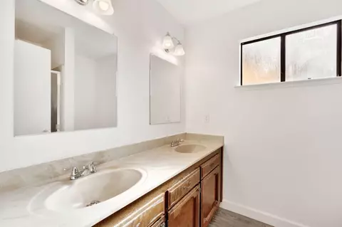 Bath - 778 W Polson Ave, Clovis, CA 93612 photo 2 of 3