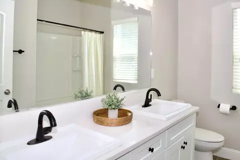 Bath - 4134 Duncan Ave, Clovis, CA 93619 photo 3 of 3