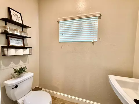 Bath - 4134 Duncan Ave, Clovis, CA 93619 photo 1 of 3
