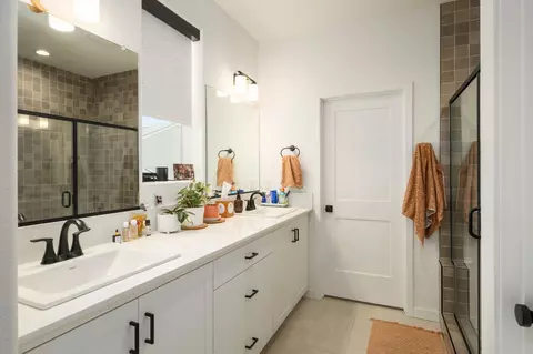 Bath - 4095 Braden Rd, Madera, CA 93636 photo 2 of 3