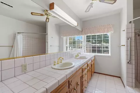 Bath - 37248 Avenue 13, Madera, CA 93636 photo 2 of 5