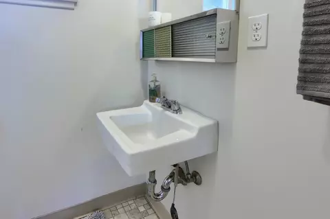 Bath - 4967 9th St, Mariposa, CA 95338 photo 2 of 4