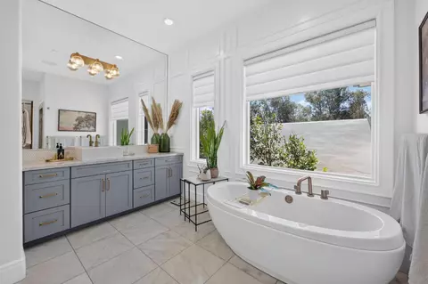 Bath - 3825 Reno Ave, Clovis, CA 93619 photo 2 of 8