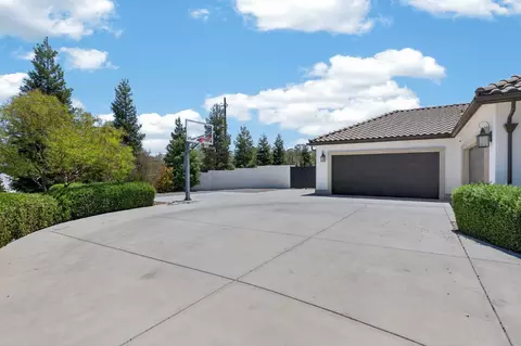 Exterior - 3825 Reno Ave, Clovis, CA 93619 photo 10 of 13