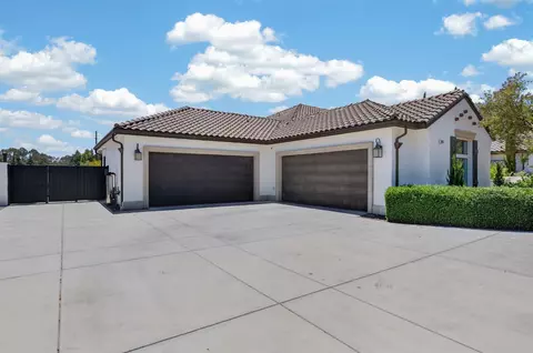 Exterior - 3825 Reno Ave, Clovis, CA 93619 photo 9 of 13