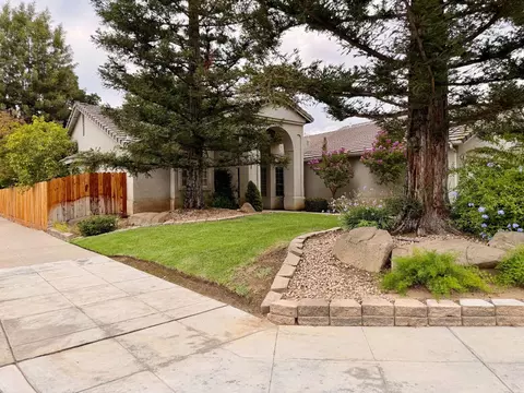Exterior - 869 Spruce Ave, Clovis, CA 93611 photo 4 of 12