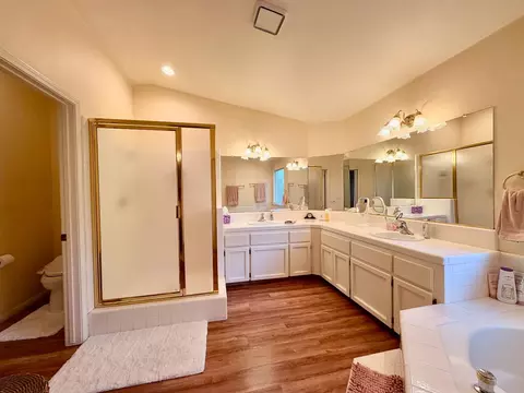 Bath - 869 Spruce Ave, Clovis, CA 93611 photo 1 of 3