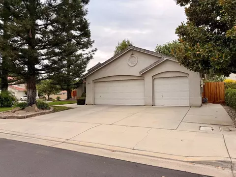 Exterior - 869 Spruce Ave, Clovis, CA 93611 photo 5 of 12
