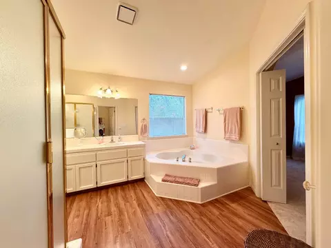 Bath - 869 Spruce Ave, Clovis, CA 93611 photo 2 of 3