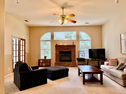 Living - 869 Spruce Ave, Clovis, CA 93611 photo 2 of 6