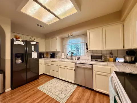 Kitchen - 869 Spruce Ave, Clovis, CA 93611 photo 4 of 4