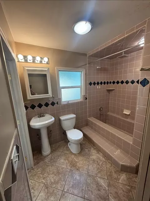 Bath - 317 Oleander Ave, Lemoore, CA 93245 photo 1 of 1