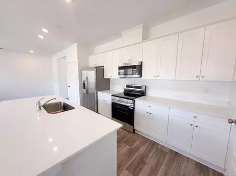 Kitchen - 3261 Carambola Ave, Clovis, CA 93619 photo 2 of 4