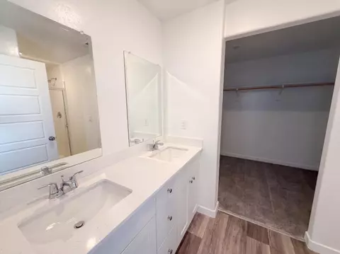 Bath - 3261 Carambola Ave, Clovis, CA 93619 photo 2 of 4