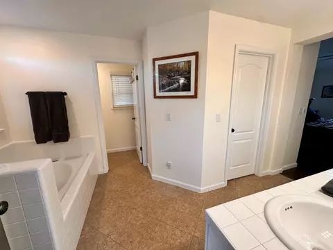 Bath - 3362 Greenfield Ave, Clovis, CA 93611 photo 3 of 6