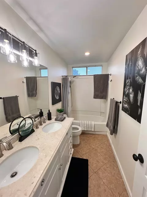 Bath - 3362 Greenfield Ave, Clovis, CA 93611 photo 5 of 6