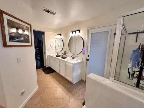 Bath - 3362 Greenfield Ave, Clovis, CA 93611 photo 2 of 6