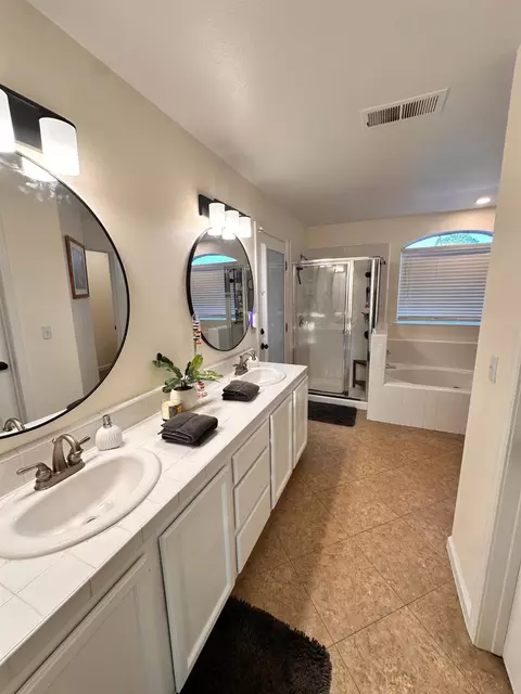 Bath - 3362 Greenfield Ave, Clovis, CA 93611 photo 4 of 6