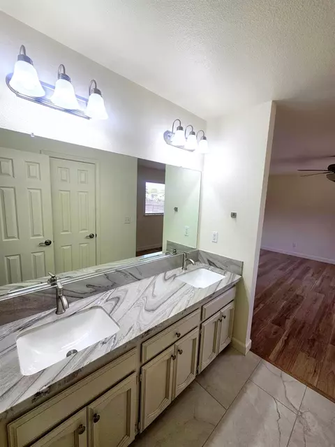 Bath - 36106 Ruth Ave, Madera, CA 93636 photo 2 of 4