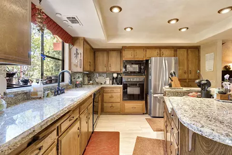 Kitchen - 11801 N Mckelvy Ave, Clovis, CA 93619 photo 3 of 5