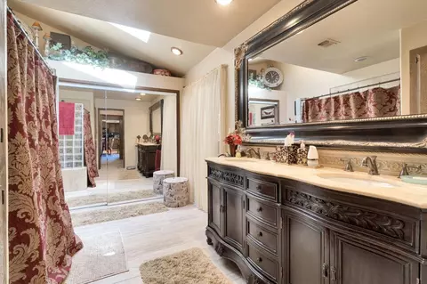 Bath - 11801 N Mckelvy Ave, Clovis, CA 93619 photo 1 of 4