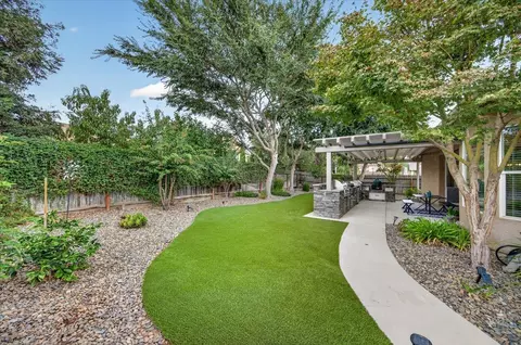 Exterior - 2551 Magill Ave, Clovis, CA 93611 photo 4 of 8
