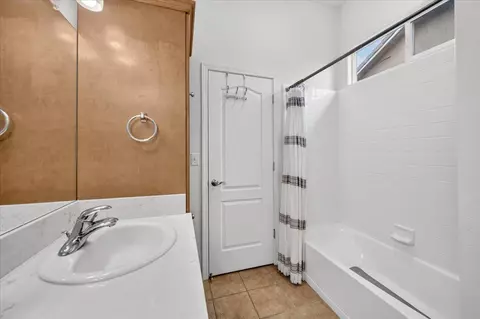 Bath - 2551 Magill Ave, Clovis, CA 93611 photo 4 of 6