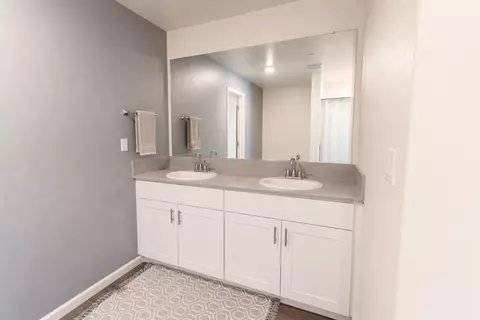 Bath - 1001 Aspire Ave, Fowler, CA 93625 photo 2 of 2