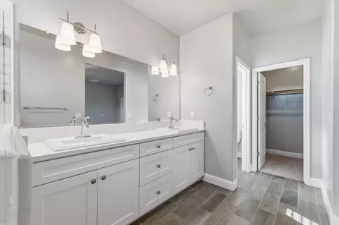 Bath - 2715 Las Rosas Ave, Clovis, CA 93619 photo 5 of 5